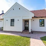 Vadgesztenyes Vendeghaz Tatil Evi *
